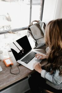 Assistente virtuale freelance al lavoro da casa su laptop rispetto a un dipendente in smart working