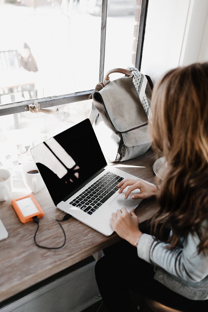 Assistente virtuale freelance al lavoro da casa su laptop rispetto a un dipendente in smart working