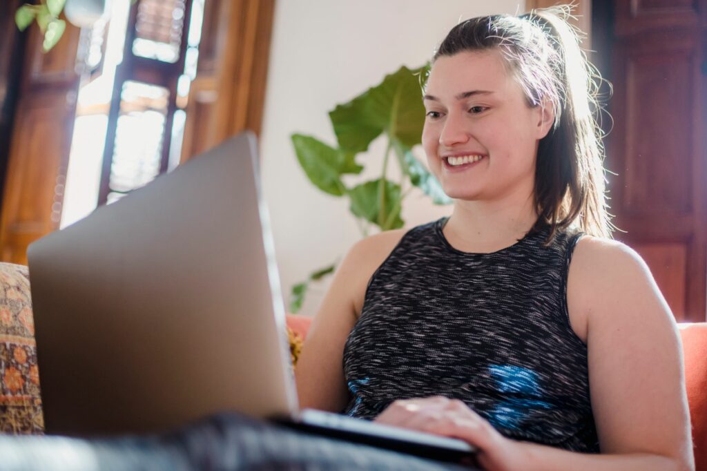 Assistente virtuale donna che lavora con empatia e professionalità da remoto