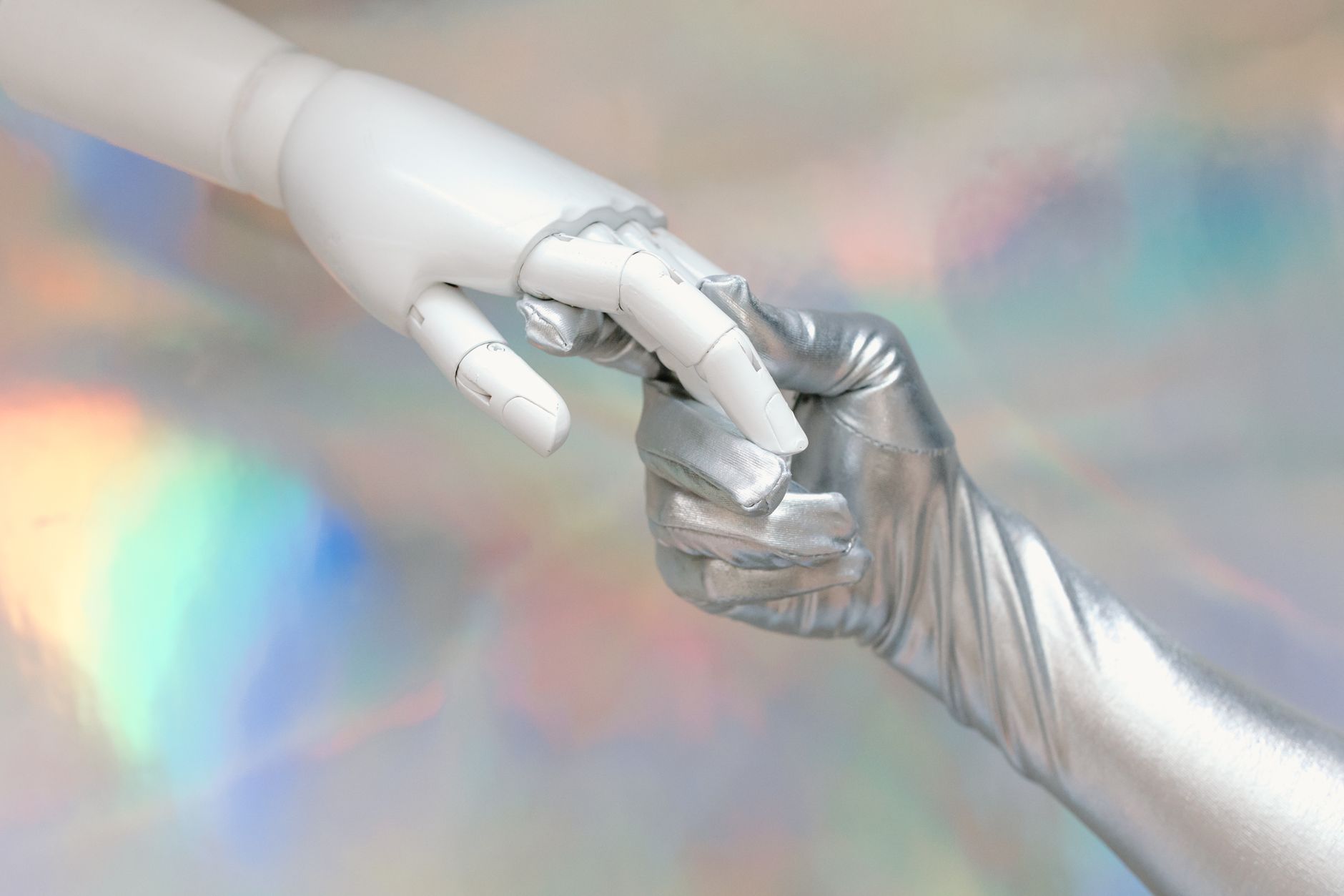 Confronto tra empatia umana e intelligenza artificiale nel lavoro digitale