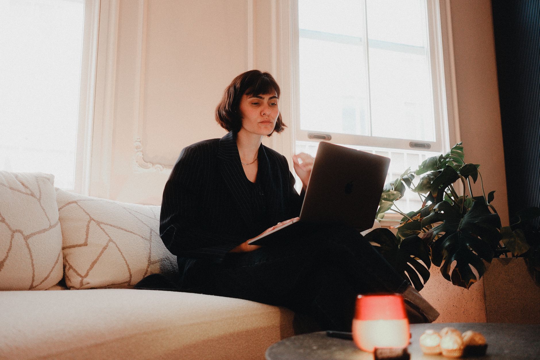 Assistente virtuale freelance lavora al laptop costruendo il suo profilo su Fiverr