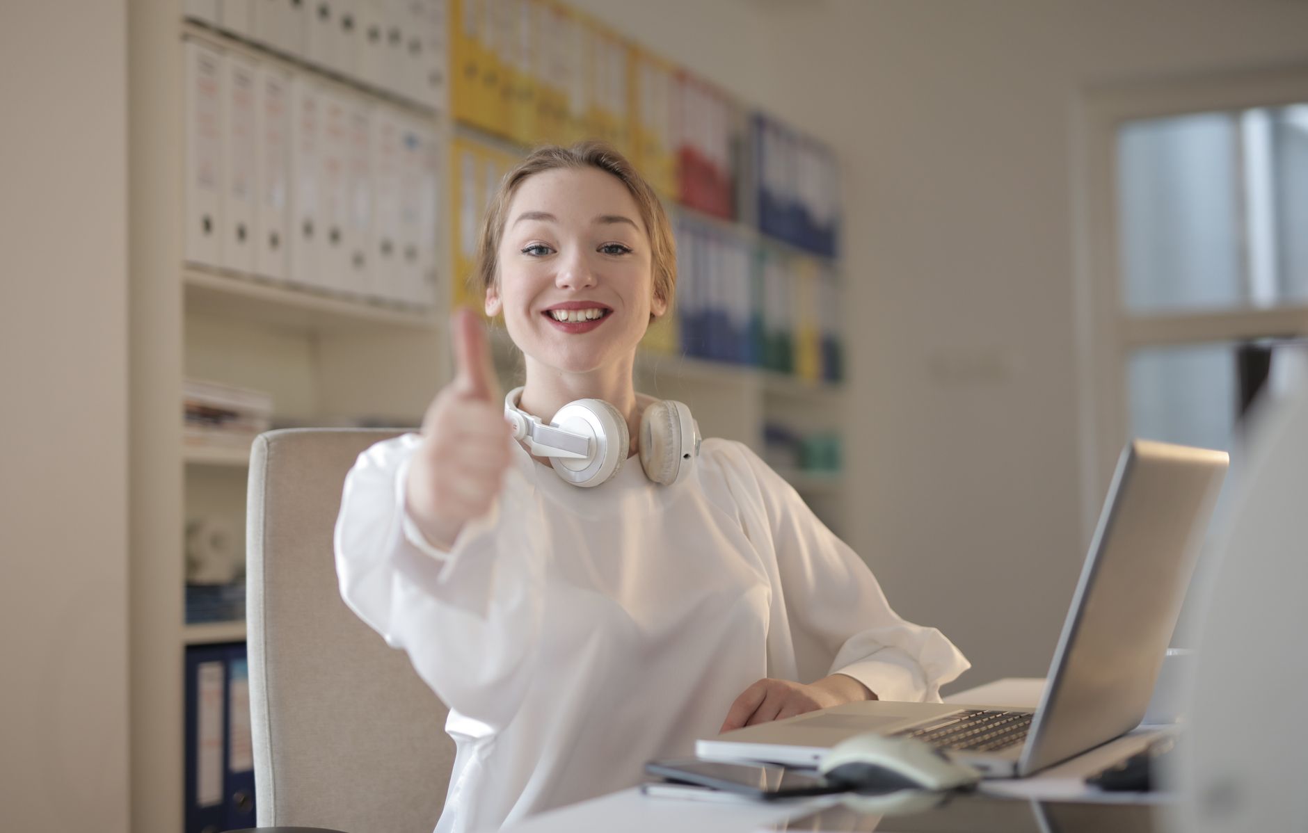Donna freelance che lavora in modo flessibile da casa come assistente virtuale