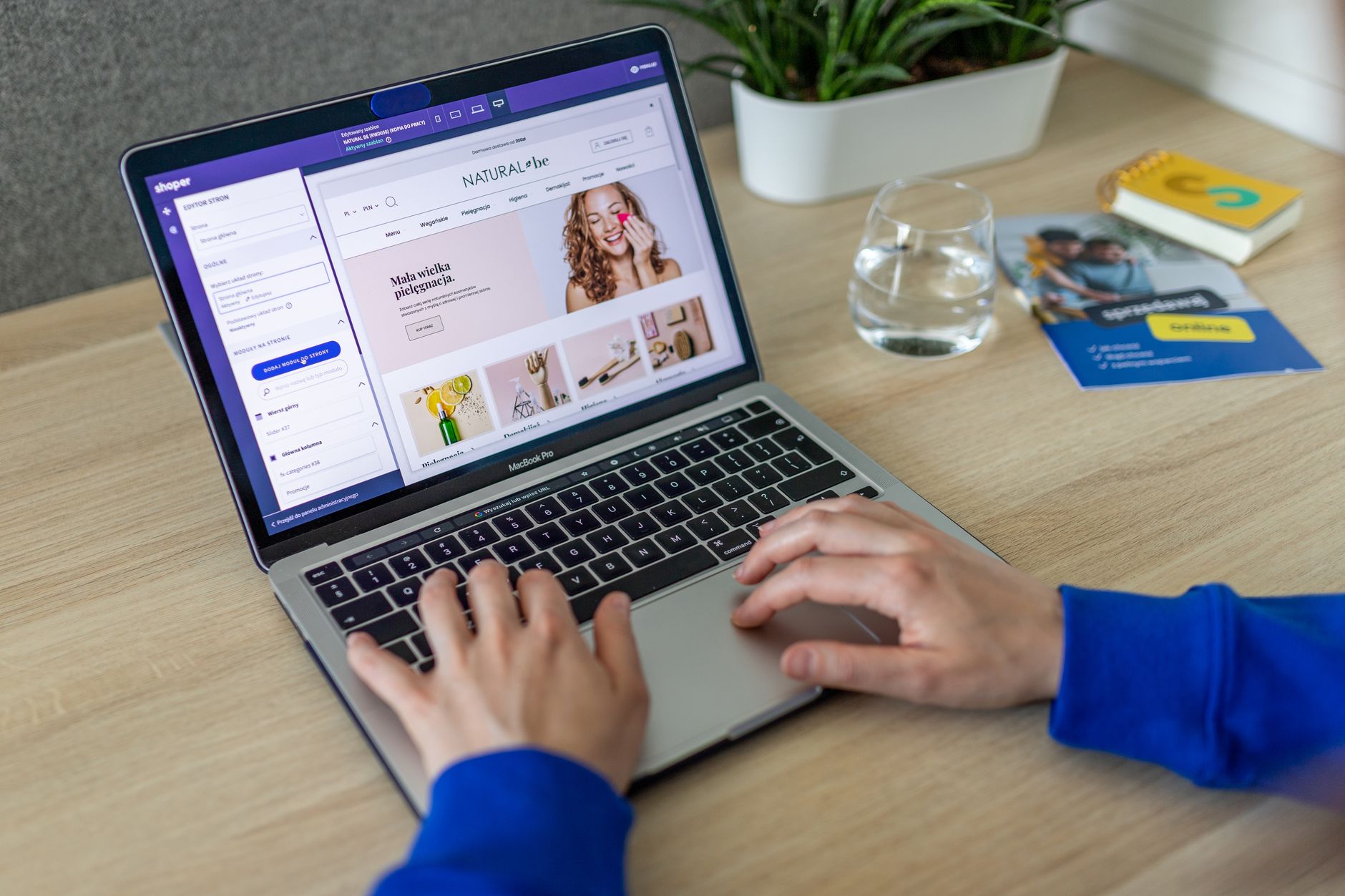 Assistente virtuale che crea il proprio portfolio online su laptop