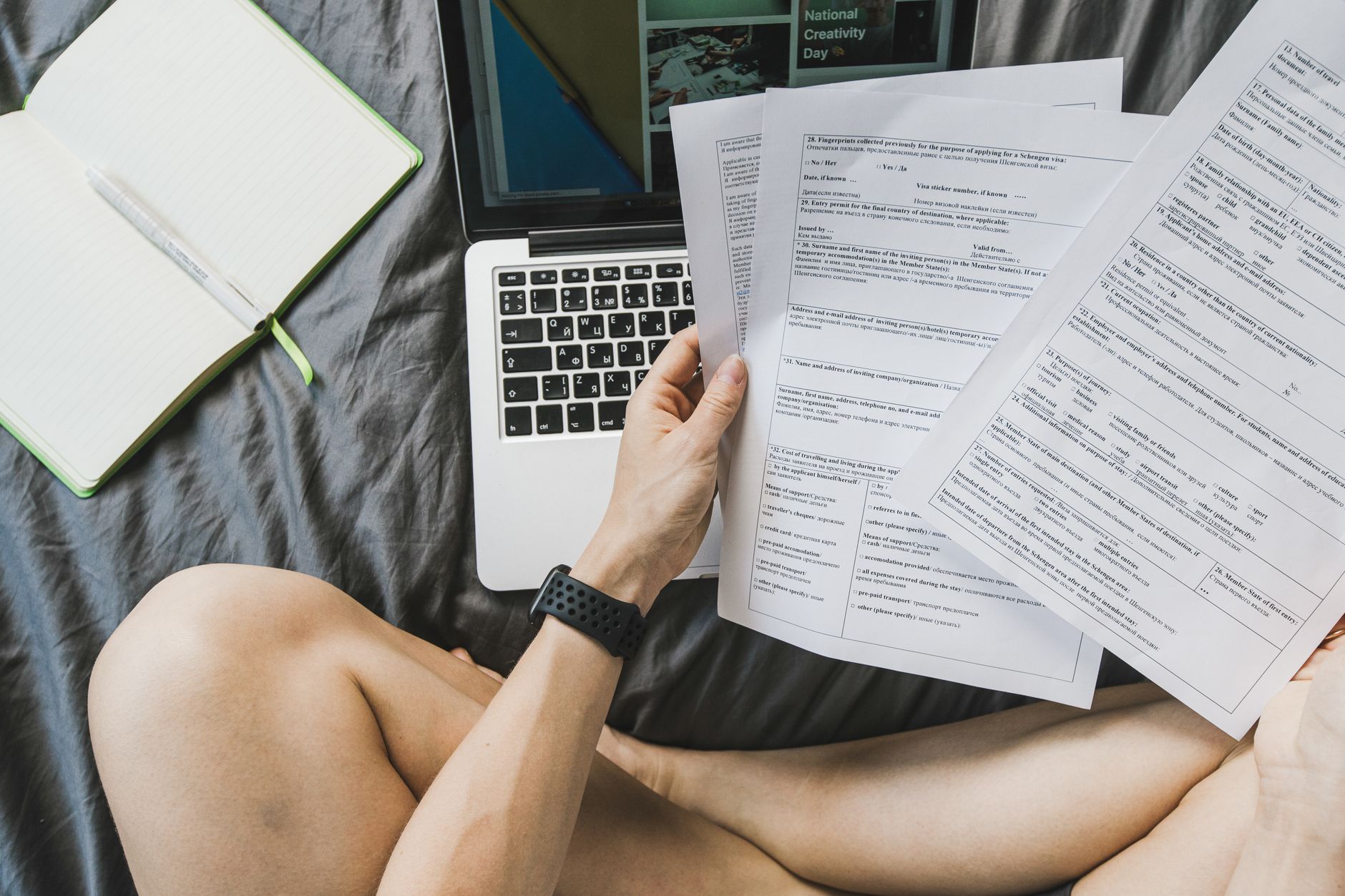 Freelance italiana che studia casi studio per il proprio portfolio da remoto