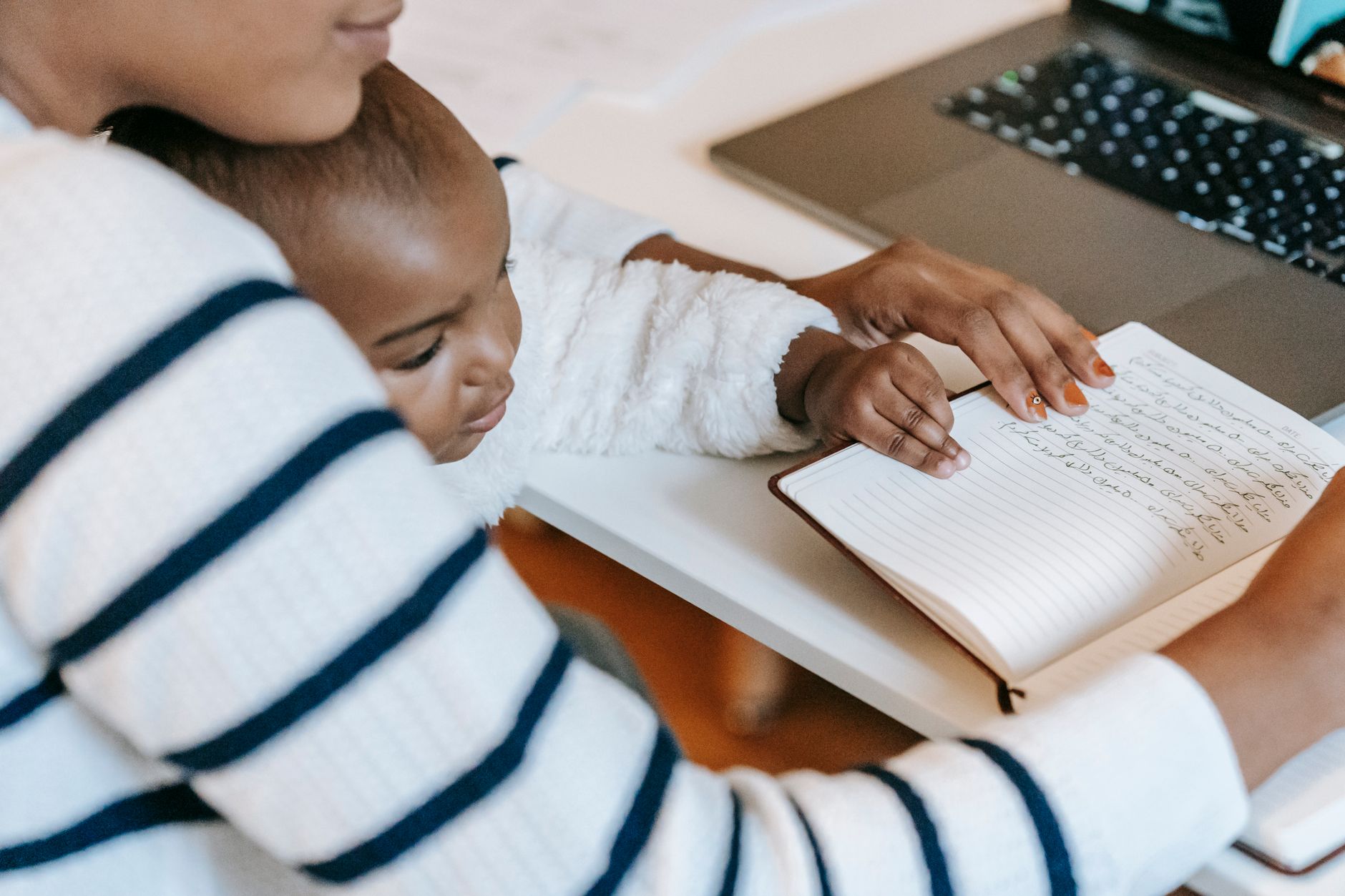 Scrivania per lavoro da remoto in ambiente domestico con equilibrio tra lavoro e famiglia
