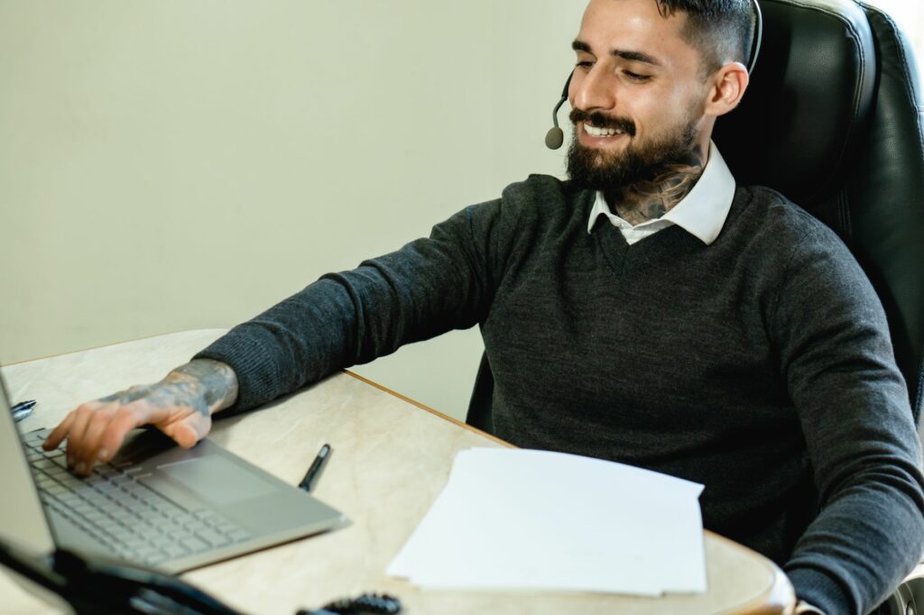 Assistente virtuale che lavora da remoto gestendo la segreteria di un cliente